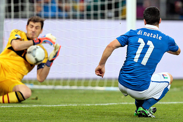 © AP/Ivan Sekretarev Iker Casillas (Spanien) fängt den Ball nach einem Schuss von Antonio Di Natale