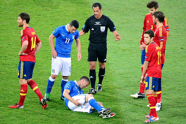 © dapd/Nigel Treblin Thiago Motta (Italien) liegt verletzt am Boden