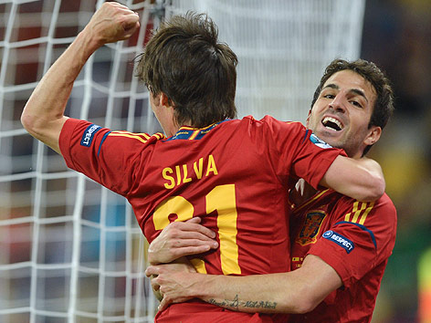 © dapd/Oliver Lang Jubel der Spanier David Silva und Cesc Fabregas