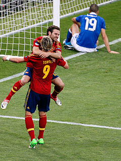© AP/Vadim Ghirda Torjubel von Juan Mata (Spanien)