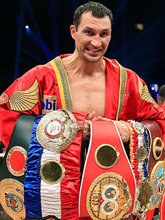 © AP/Keystone/Alessandro Della Valle Wladimir Klitschko zeigt seine WBA-, IBF- und WBO-Schwergewichtsgürtel