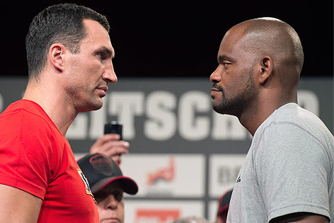 © APA/EPA/Keystone/Lukas Lehmann Die Boxer Wladimir Klitschko und Tony Thompson blicken sich an