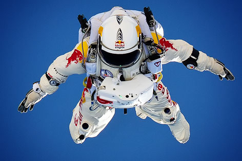 © Red Bull/Luke Aikins Extremsportler Felix Baumgartner Frontalaufnahme im Sprung