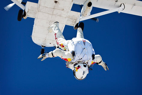© Red Bull/Luke Aikins Extremsportler Felix Baumgartner springt aus dem Flugzeug