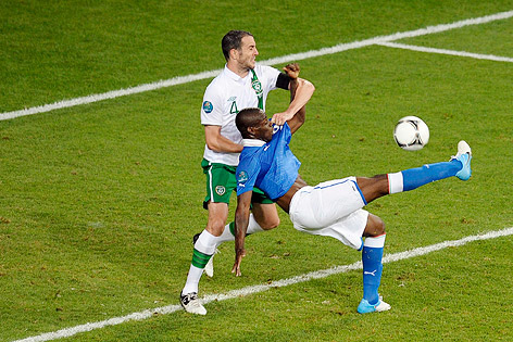Irlands John O’Shea und Italiens Mario Balotelli