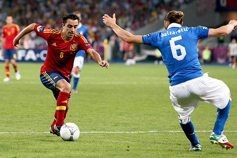 Spaniens Xavi Hernandez und Italiens Federico Balzaretti