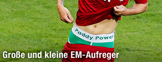 Nicklas Bendtner zeigt seine gesponsorte Unterhose her