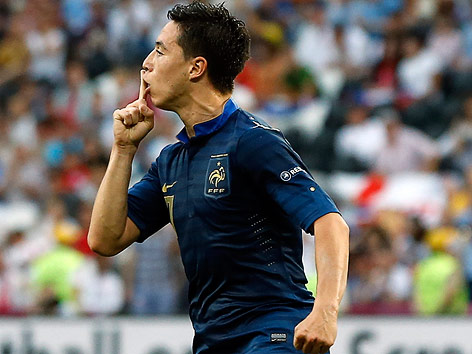 Samir Nasri zeigt mit dem Finger auf den Mund