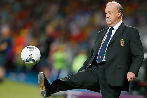 © Reuters/Kai Pfaffenbach Vicente del Bosque gaberlt mit dem Ball