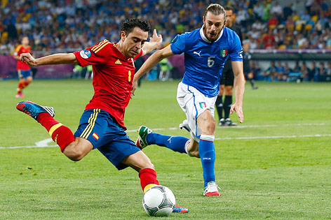 © Reuters/Darren Staples Xavi Hernandez (ESP) gegen Federico Balzaretti (ITA)