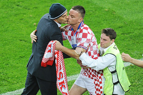 © AP/Owen Humphreys,pa Slaven Bilic wird von einem Fan geküsst
