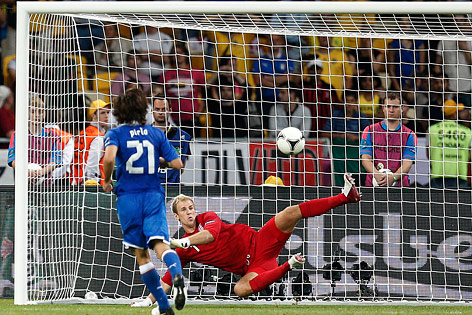 © AP/Matthias Schrader Andrea Pirlo verwandelt einen Elfmeter
