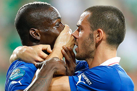Leonardo Bonucci hält seinem Teamkameraden Mario Balotelli (ITA) den Mund zu 