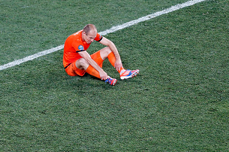 Arjen Robben (NED) sitzt am Boden