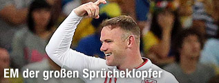 Wayne Rooney (ENG) deutet einen imaginären Haarspray beim Jubeln an