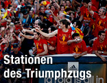 Spaniens Teamspieler fahren mit einem offenen Bus durch das Zentrum von Madrid