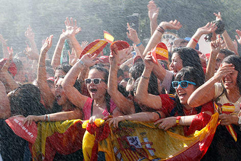 © Reuters/Andrea Comas Fans werden mit Wasser besprüht