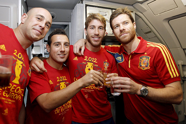 © APA/EPA/EFE/Juan Carlos Cardenas Pepe Reina, Santiago Cazorla, Sergio Ramos und Xabi Alonso stoßen im Flugzeug an