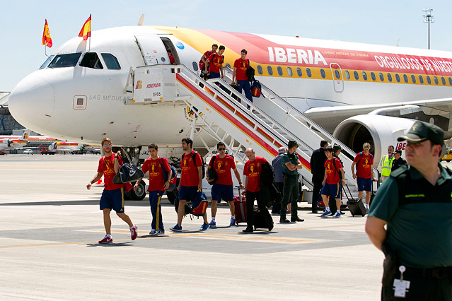 © AP/Paul White Spaniens Teamspieler verlassen das Flugzeug