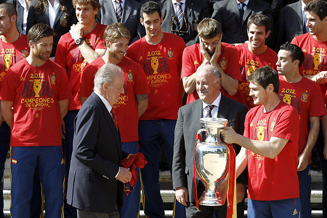© APA/EPA/EFE/Ballesteros Teamkapitän Iker Casillas und Teamchef Vicente del Bosque zeigen dem spanischen König Juan Carlos I den EM-Pokal