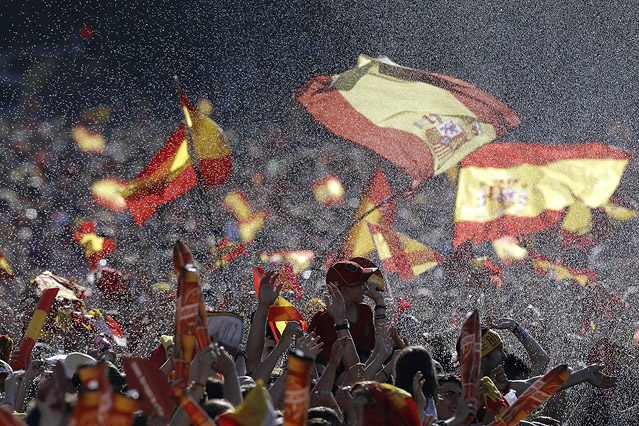 © APA/EPA/EFE/Emilio Naranjo Fahnenschwenkende Fans werden mit Wasser besprüht