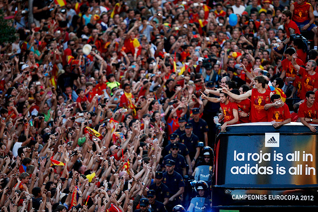 © Reuters/Susana Vera Spaniens Teamspieler fahren mit einem offenen Bus durch das Zentrum von Madrid
