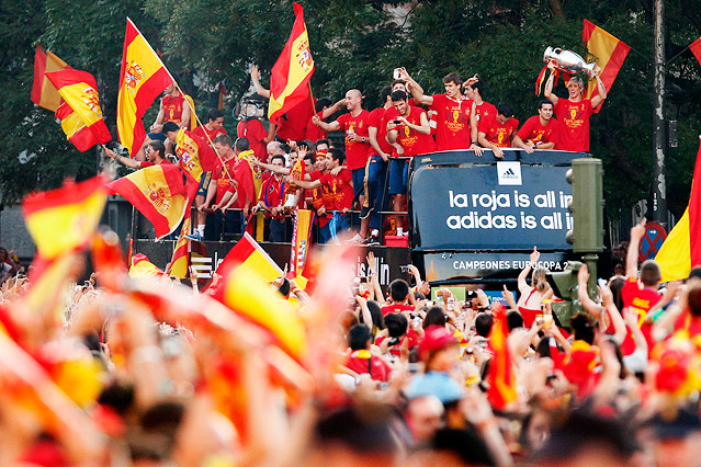 © AP/Andres Kudacki Spaniens Spieler präsentieren ihren Fans den Pokal