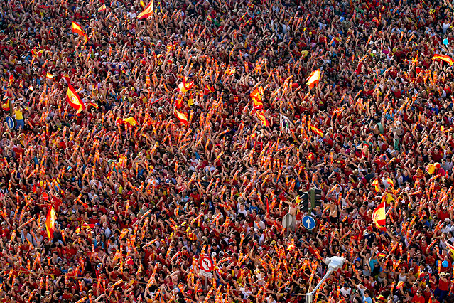 © AP/Paul White Fans erwarten die spanische Nationalmannschaft auf dem Cibeles-Platz