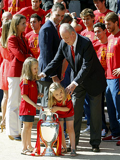 © APA/EPA/EFE/Ballesteros Leonor und Sofia, die Töchter von Kronprinz Felipe, und König Juan Carlos I