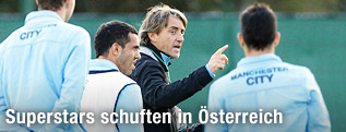 ManCity-Coach Roberto Mancini spricht mit seiner Mannschaft während einer Trainingseinheit