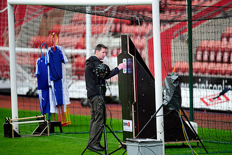 © Reuters/Kieran Doherty Ein Techniker installiert das Hawk-Eye-System im St. Mary's Stadion in Southampton
