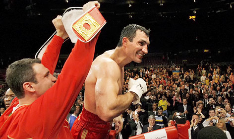 © APA/EPA/Justin Lane Wladimir Klitschko feiert seinen Sieg über Calvin Brock