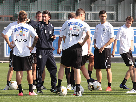Sturm Graz Trainer Hyballa gibt Anweisungen