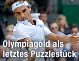 Roger Federer schl&auml;gt eine Vorhand