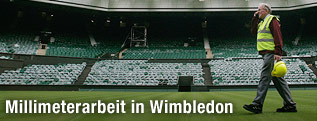 Wimbledon-Chef-Greenkeeper Eddie Seaward telefoniert