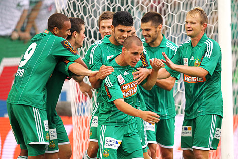 Spieler von Rapid bejubeln Stefan Kulovits