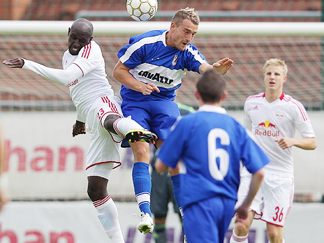 © APA/EXPA/Eibner/Majerus Ibrahim Sekagya (Salzburg) und Aurelien Joachim (Düdelingen) im Kopfballduell