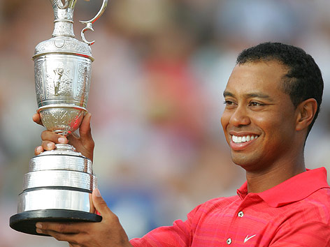 Tiger Woods mit Pokal bei den British Open 2006