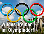 Olympische Ringe im Olympischen Dorf in London