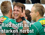 Rene Gartler (SV Ried) jubelt mit Mitspielern