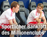 Christian Schwegler und Christoph Leitgeb sitzen enttäuscht auf der Bank