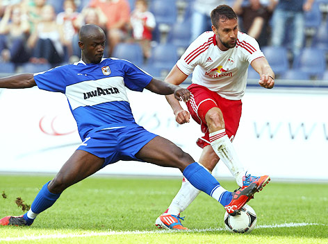 Stefan Maierhofer (RBS) stolpert über den Ball, neben ihm sein Gegenspieler Jerry Prempeh (Düdelingen)