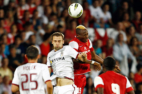 Josef Husbauer (Sparta Prag) und Patrick Mevoungou Mekoulou (Admira) kämpfen um einen Kopfball