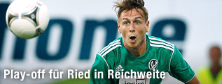 Rene Gartler (Ried) fokussiert den Ball