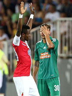 Oumarou Aboubakar (Novi Sad) jubelt neben Guido Burgstaller (Rapid)