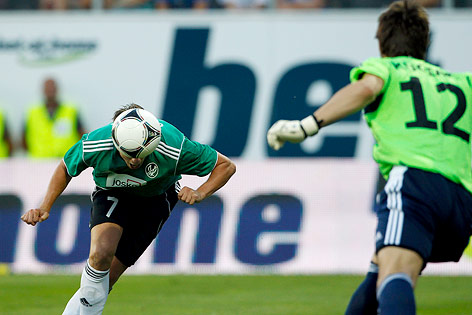 © GEPA/Mathias Mandl Rene Gartler (Ried) köpfelt gegen Goalie Dusan Kuciak (Legia) ins Tor