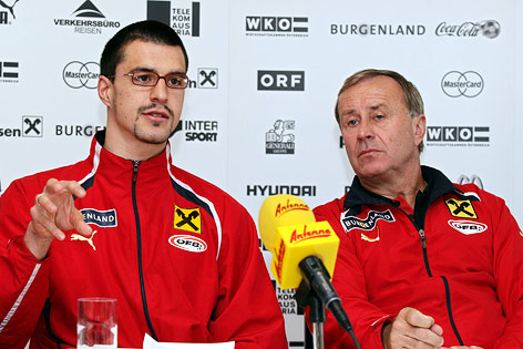© GEPA/Christian Singer Paul Scharner und Josef Hickersberger bei einer Pressekonferenz 2006
