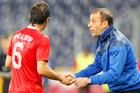 Hamit Altintop und Teamchef der Türkei Abdullah Avci
