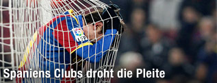Ein Spieler des FC Barcelona hängt enttäuscht im Tornetz