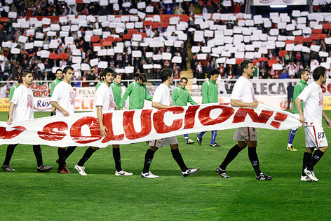 © Reuters/Juan Medina Spieler von Rayo Vallecano halten ein Transparent